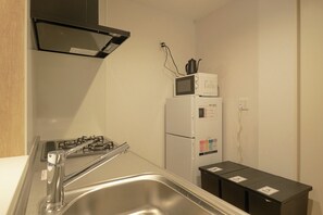 冷蔵庫、電子レンジ、コンロ、調理器具と食器