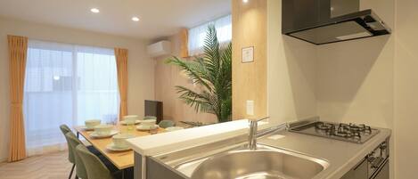 Refrigerador, microondas, parrilla de estufa y utensilios de cocina