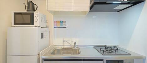 Refrigerador, microondas, placa de cocina, utensilios de cocina