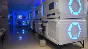 Una stanza futuristica con una console centrale e un'area relax.