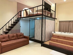 Honeymoon Room | Bathroom | Shower, soap, shampoo, toilet paper