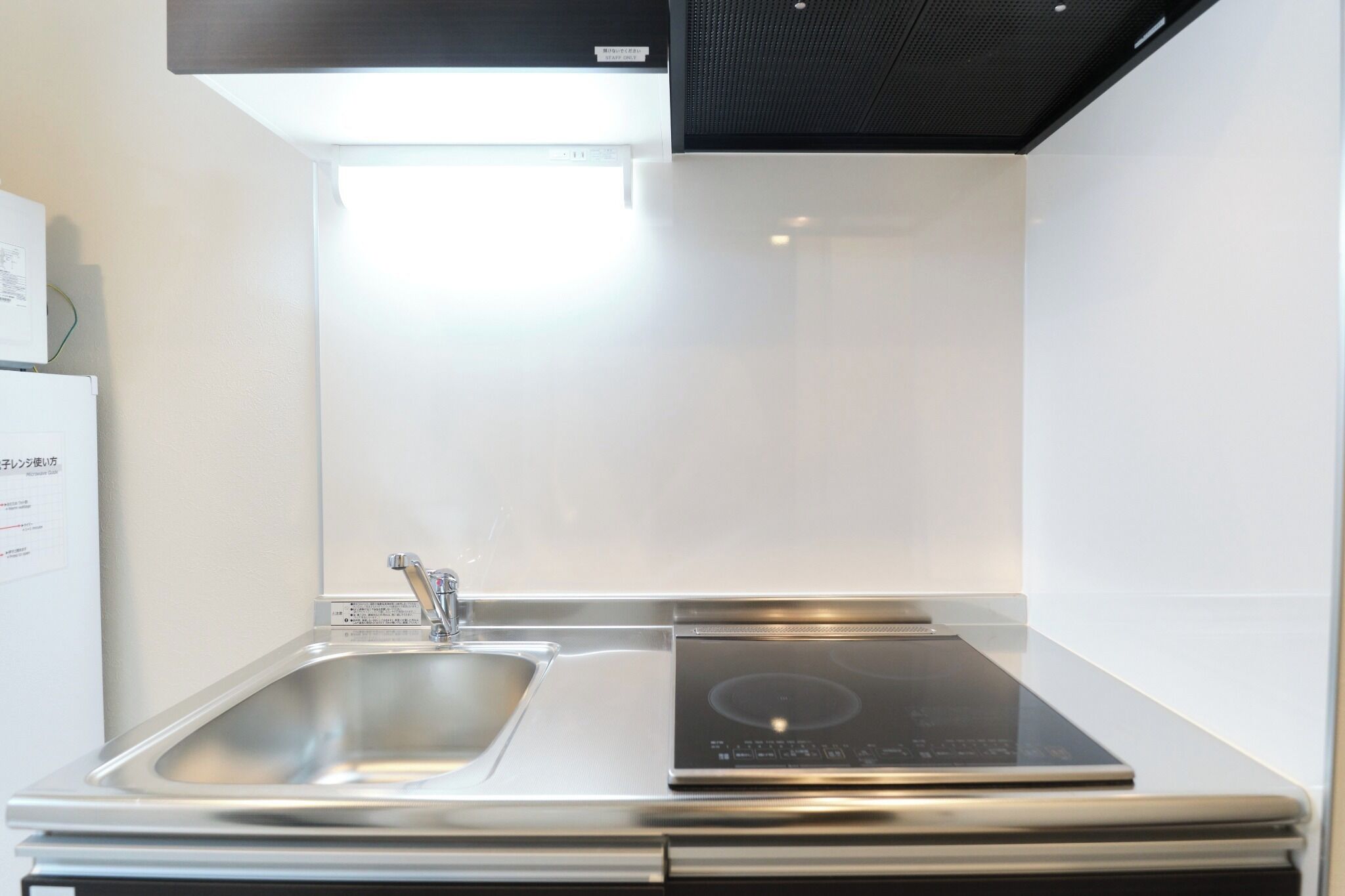 Frigorífico, microondas, placa de cocina y utensilios de cocina