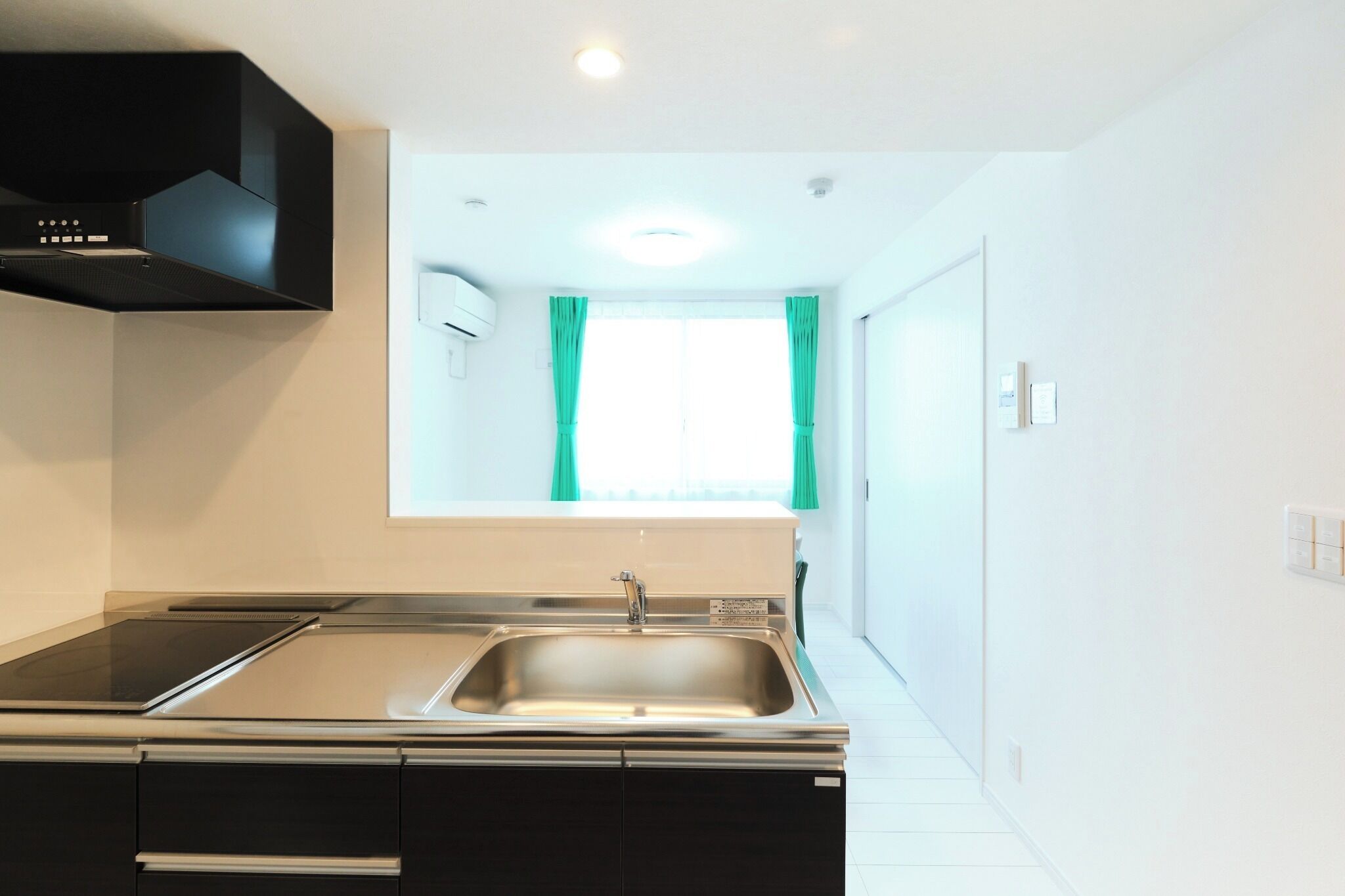 Kylskåp, mikrovågsugn, spishäll och grytor/köksredskap