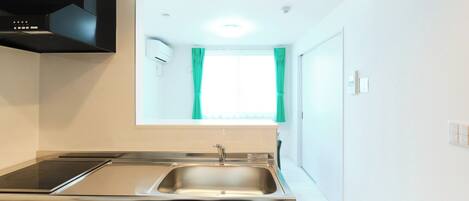 Kylskåp, mikrovågsugn, spishäll och grytor/köksredskap