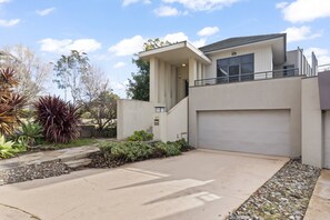 Exterior - Lakeside 3-bed Family Home With Amazing Views (Melbourne)