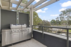 Apartment | Balcony - Lakeside 3-bed Family Home With Amazing Views (Melbourne)