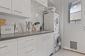 Apartment | Private kitchen | Cookware/dishes/utensils - Lakeside 3-bed Family Home With Amazing Views (Melbourne)