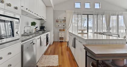 Lakeside 3-bed Family Home With Amazing Views