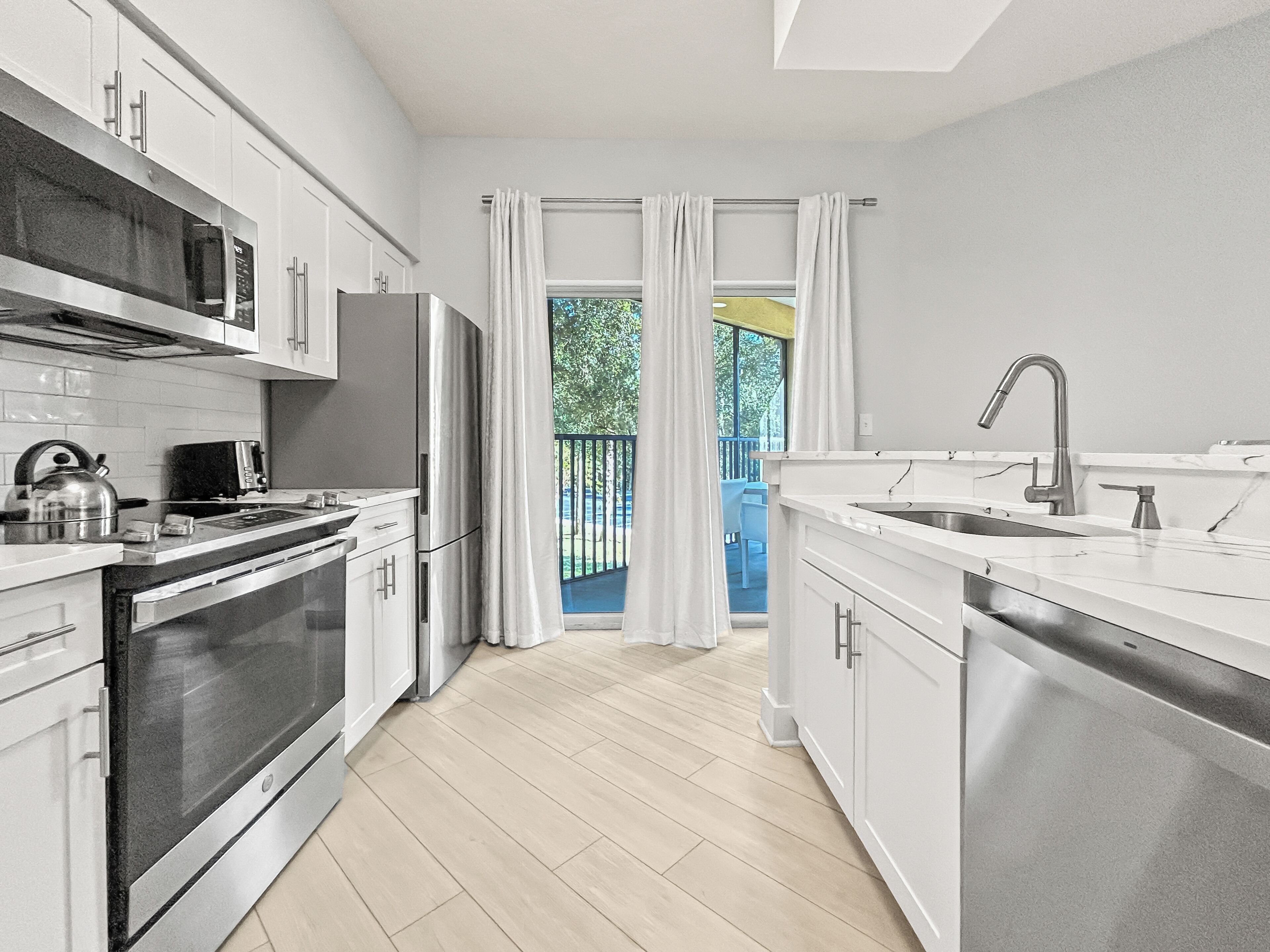 Kühlschrank, Mikrowelle, Ofen, Geschirrspüler