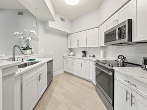 Fridge, microwave, oven, dishwasher - Spacious 3 bedroom condo fully equipped - 5min to Disney (Orlando)