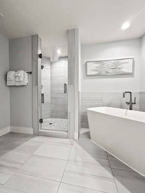 Shower, hair dryer, towels, soap - Spacious 3 bedroom condo fully equipped - 5min to Disney (Orlando)