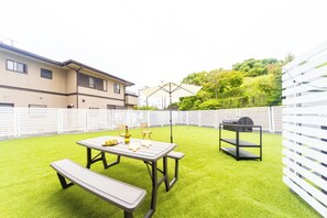 Outdoor dining - Accommodates 13 people Dog run and BBQ available House with a large garden in Yokkaichi city Aoba / Yokkaichi Mie (Yokkaichi)