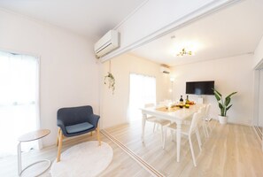 Dining - Accommodates 13 people Dog run and BBQ available House with a large garden in Yokkaichi city Aoba / Yokkaichi Mie (Yokkaichi)