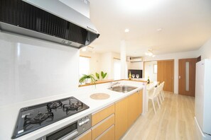 冰箱、微波炉、炉灶、厨具/餐具