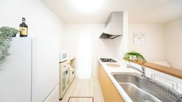 Fridge, microwave, stovetop, cookware/dishes/utensils