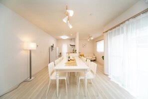 Dining - Accommodates 13 people A twostory house near Nagashima Resort and Nabana no Sato / Kuwana Mie (Kuwana)