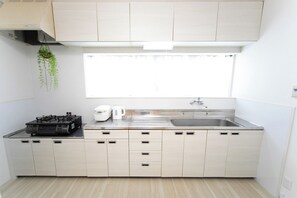 Refrigerador, microondas, parrilla de estufa y utensilios de cocina 