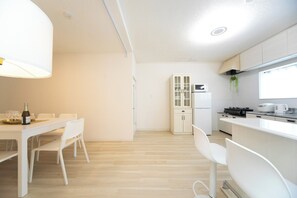 Fridge, microwave, stovetop, cookware/dishes/utensils - A large 5 bedroom house near Nagashima Resort that can accommodate 15 people / Kuwana Mie (Kuwana)