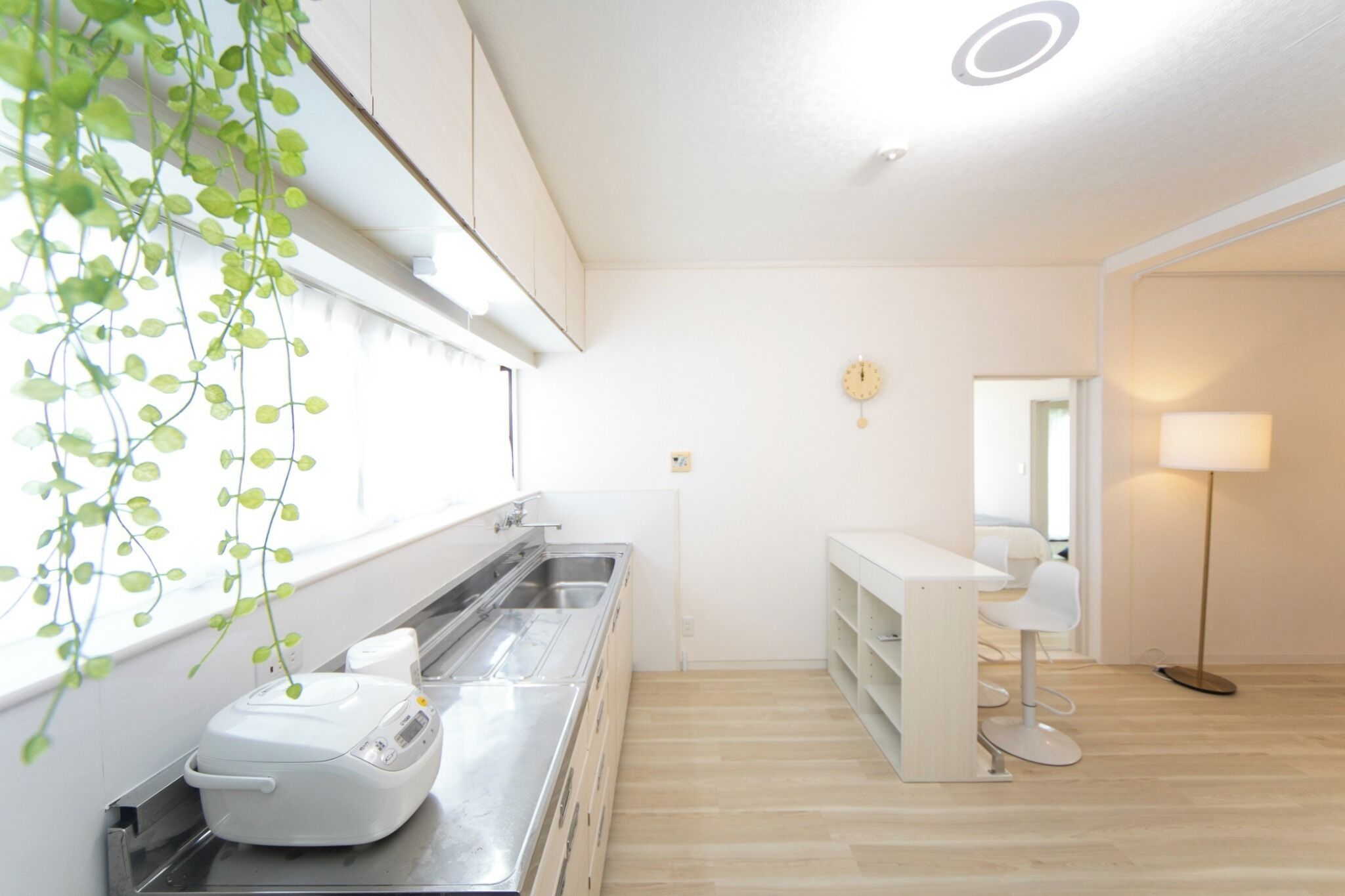 Een koelkast, een magnetron, een kookplaat, kookgerei, borden en bestek