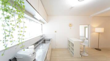 Fridge, microwave, stovetop, cookware/dishes/utensils