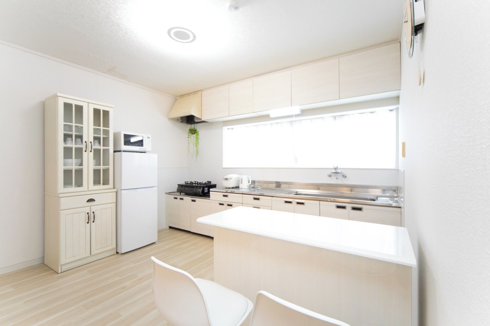 Jääkaappi, mikroaaltouuni, liesi, keittoastiat/astiat/ruokailuvälineet