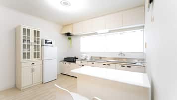 Jääkaappi, mikroaaltouuni, liesi, keittoastiat/astiat/ruokailuvälineet