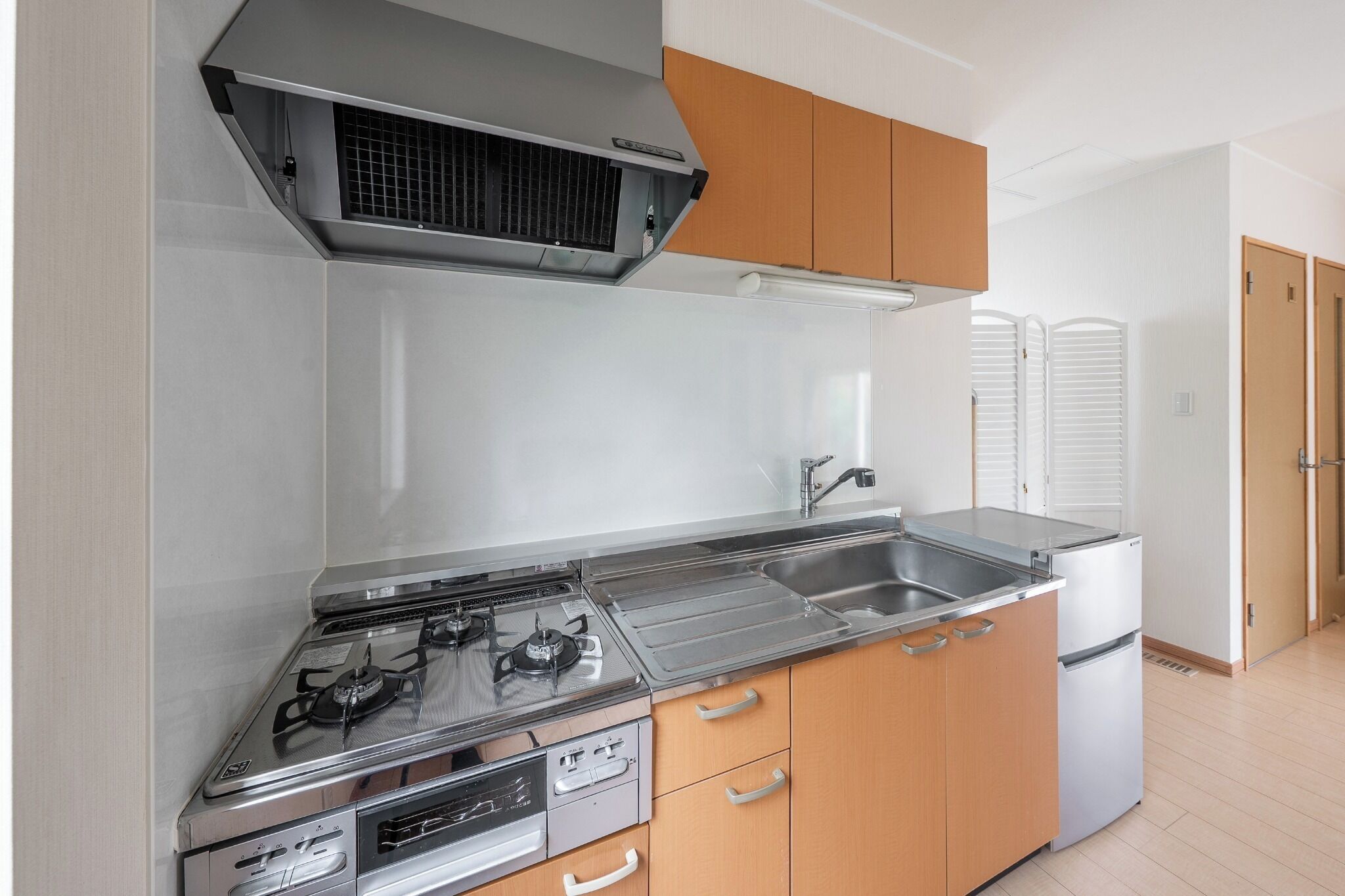 Fridge, microwave, stovetop, cookware/dishes/utensils