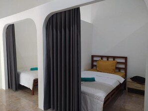 In-room safe, desk, free WiFi - Wanderlust Hostel Kuta Mandalika (Kuta)