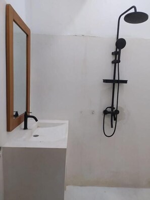 Shower, towels, soap, shampoo - Wanderlust Hostel Kuta Mandalika (Kuta)