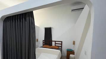 Delad sovsal - Economy - 4 sovrum - luftkonditionering - utsikt mot poolen | Värdeförvaringsskåp på rummet, skrivbord och gratis wi-fi