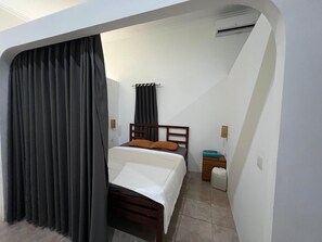 In-room safe, desk, free WiFi - Wanderlust Hostel Kuta Mandalika (Kuta)