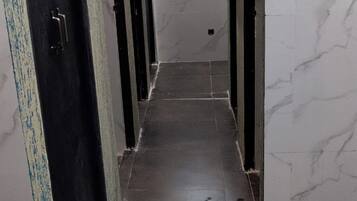 Fælles sovesal | Badeværelse | Bruser, håndklæder, Sæbe