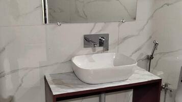 Klassieke tweepersoonskamer | Badkamer | Een douche, handdoeken, zeep