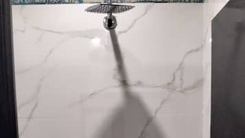 Dormitório compartilhado | Banheiro | Chuveiro, toalhas de banho, sabonete