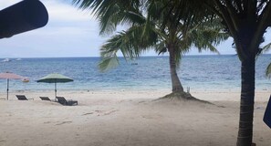 On the beach, white sand, beach bar - Birdwatchers Poolside Hotel Panglao (Panglao)