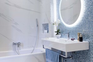 Dusche, Haartrockner, Bidet, Handtücher