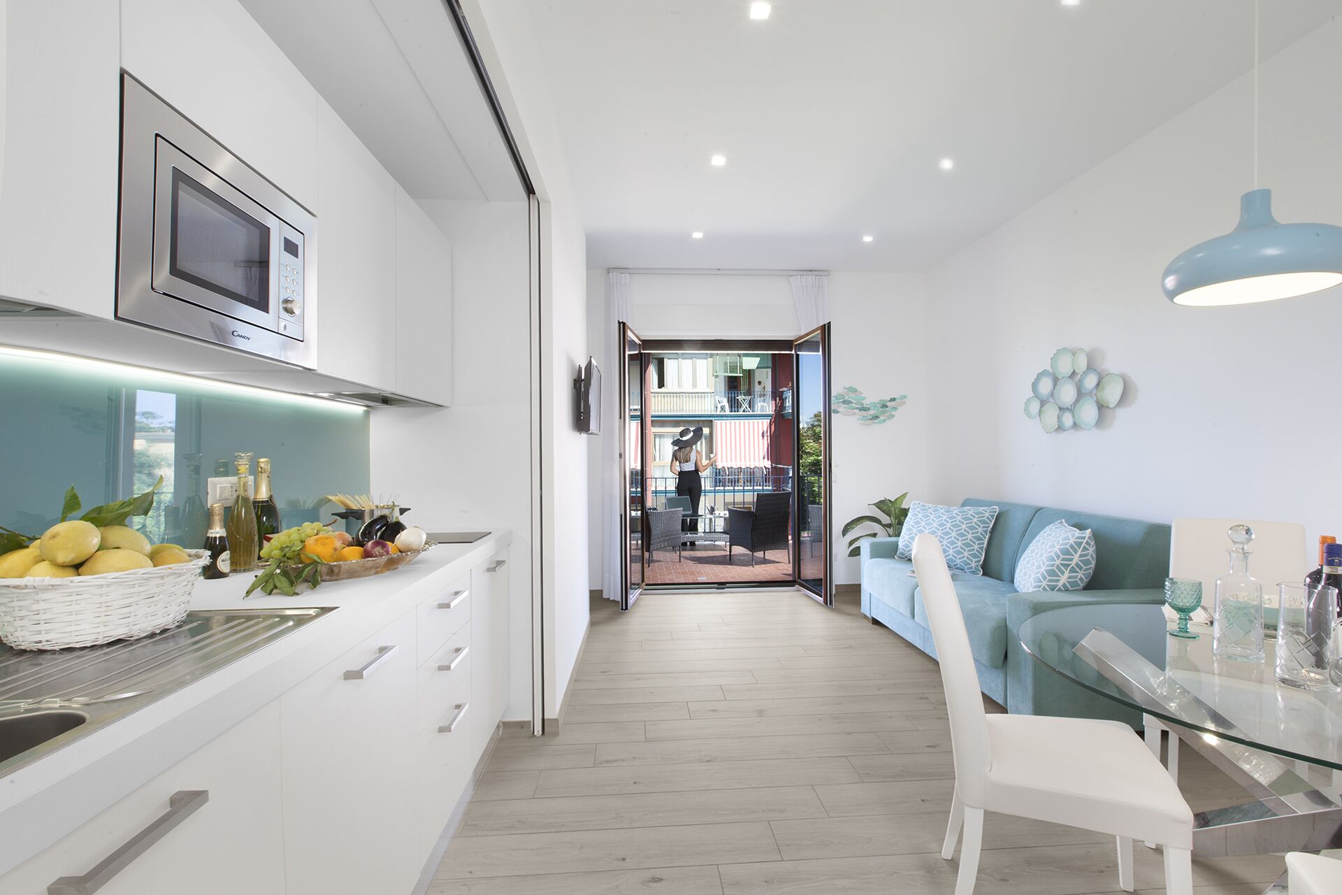 冷蔵庫、電子レンジ、オーブン、コンロ