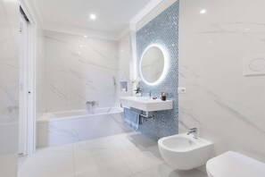 Shower, hair dryer, bidet, towels - Central Sorrento Apartment with 2 Private Units and Terraces, Ideal for Families (Sorrento)