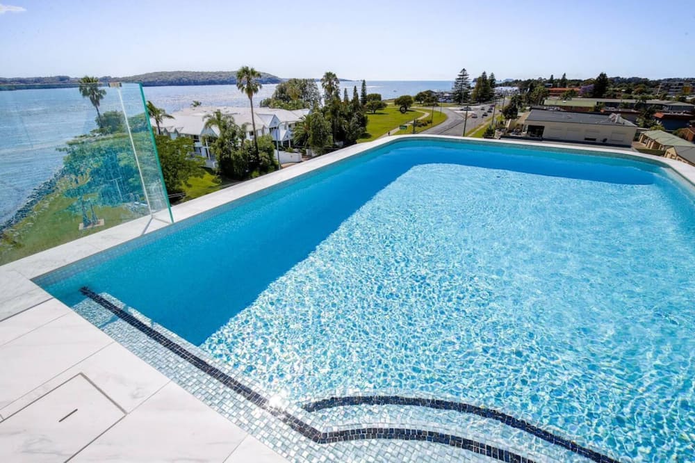 Elegant 2-bed Apartment With Stunning Views - Pebbly Beach