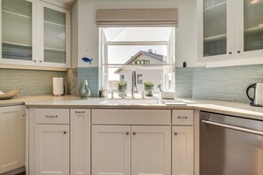 ثلاجة، ميكروويف، موقد طهي مسطح، غسالة أطباق