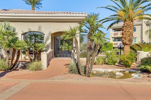 Property grounds - Walkable Scottsdale Oasis w/ Pool Near Old Town (Scottsdale)