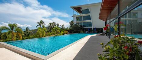 Una piscina al aire libre