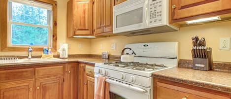 Fridge, microwave, stovetop, dishwasher