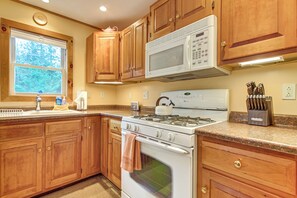 Fridge, microwave, stovetop, dishwasher - Air-Conditioned Hideaway Near Sugarloaf Mountain (Carrabassett Valley)