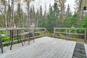 Outdoor dining - Air-Conditioned Hideaway Near Sugarloaf Mountain (Carrabassett Valley)