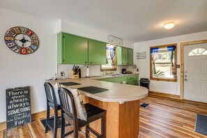 Refrigerador, microondas, placa de cocina, cafetera/tetera