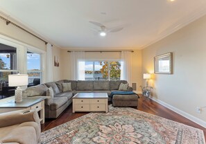 Smart TV, fireplace, ping pong