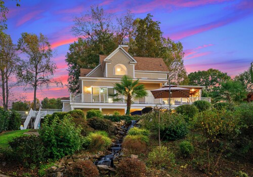 6BDR Lake Norman Retreat w/ Pool, Hot Tub & Private Dock | Lake Life Cove