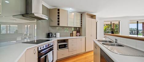 Micro-ondas, fogão, cooktop, lava-louças