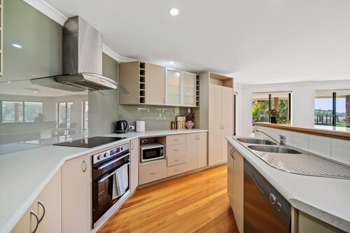 Bullsbrook Farm Stay - Llamas, Farm Animals & Pool